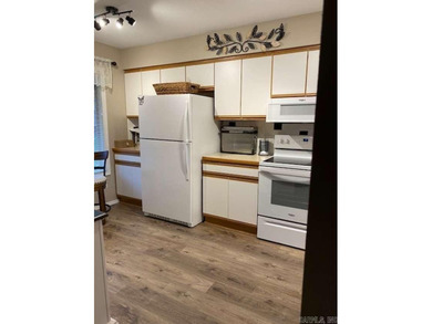 MOVE IN READY!!! This beautifully updated townhome in desirable - photo 7