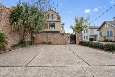 Perfect location and Incredible Opportunity! Beautiful 4 bedroom - photo 35