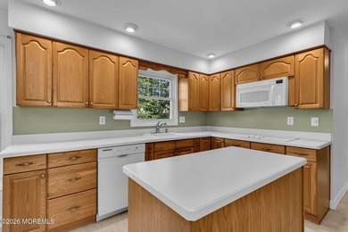 Welcome to this expansive 5-bedroom, 3 full bathroom home - photo 18