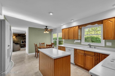 Welcome to this expansive 5-bedroom, 3 full bathroom home - photo 20
