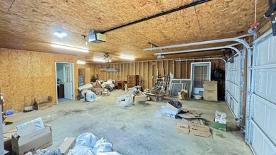 Very well maintained and peaceful location! This 3 bed / 2 bath - photo 28