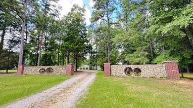 Very well maintained and peaceful location! This 3 bed / 2 bath - photo 40