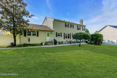Welcome to this expansive 5-bedroom, 3 full bathroom home - photo 48