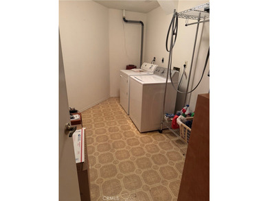 Charming tri-level townhome in Signal Hill featuring 2 bedrooms - photo 18