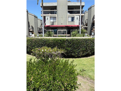 Charming tri-level townhome in Signal Hill featuring 2 bedrooms - photo 20