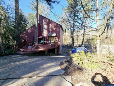 Lake Home For Sale in Lyons, Oregon