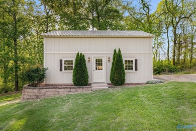 Stunning custom-built 3-bedroom, 2 bath home with beautiful - photo 45