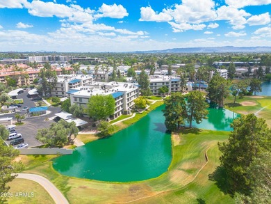 Lovely 2nd floor condo in sought-after Biltmore features 2 BR, 1 - photo 1