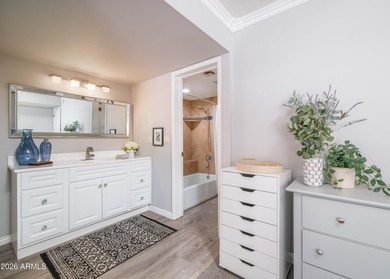 Lovely 2nd floor condo in sought-after Biltmore features 2 BR, 1 - photo 7