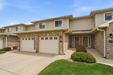 Enjoy the ease of condo living in this well-maintained townhouse - photo 1
