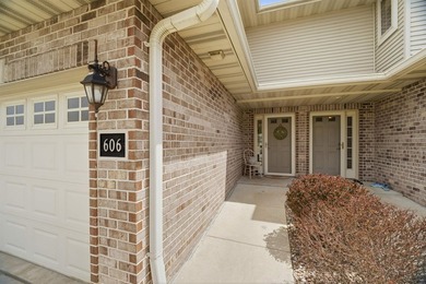Enjoy the ease of condo living in this well-maintained townhouse - photo 2