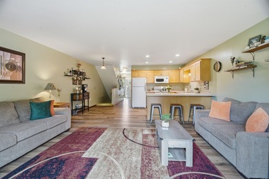 Enjoy the ease of condo living in this well-maintained townhouse - photo 4