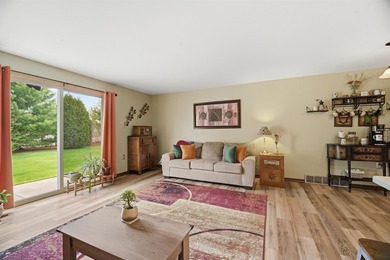 Enjoy the ease of condo living in this well-maintained townhouse - photo 5