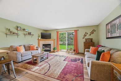 Enjoy the ease of condo living in this well-maintained townhouse - photo 6