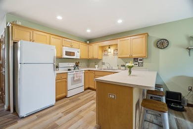 Enjoy the ease of condo living in this well-maintained townhouse - photo 9