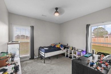 Beautifully maintained 4-bedroom home near Headland Country - photo 12