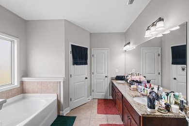 Beautifully maintained 4-bedroom home near Headland Country - photo 20