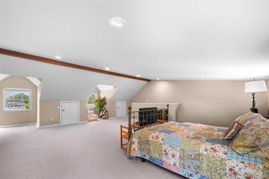 Exquisite custom-built Colonial elegantly positioned midblock on - photo 31