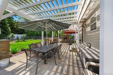Exquisite custom-built Colonial elegantly positioned midblock on - photo 37