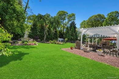 Exquisite custom-built Colonial elegantly positioned midblock on - photo 40