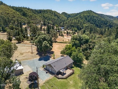 Picturesque Creekfront Farmhouse on 5.03 fully fenced acres! - photo 4