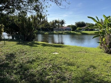 Lake Wellington Townhome/Townhouse Active Under Contract in Wellington Florida
