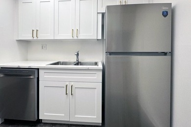 Freshly updated 2-bedroom, 1-bath condominium in Presidential - photo 8