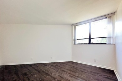 Freshly updated 2-bedroom, 1-bath condominium in Presidential - photo 10