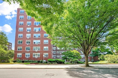 Welcome to this spacious and well-maintained co-op studio in the - photo 1