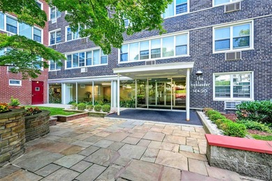Welcome to this spacious and well-maintained co-op studio in the - photo 2