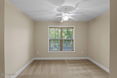 A pristine three-bedroom townhouse in the Cypress Creek - photo 15