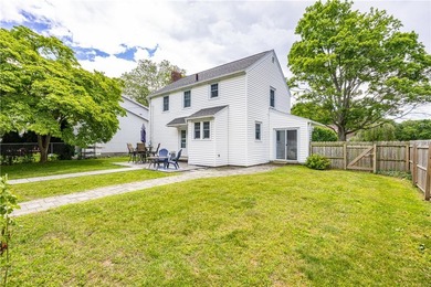 Welcoming & Classic, traditional center entrance colonial in the - photo 41