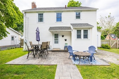Welcoming & Classic, traditional center entrance colonial in the - photo 45