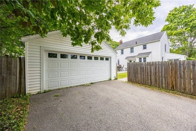 Welcoming & Classic, traditional center entrance colonial in the - photo 47