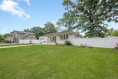 Opportunity awaits with this spacious open-concept ranch with - photo 2