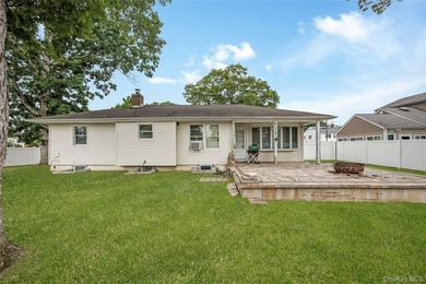 Opportunity awaits with this spacious open-concept ranch with - photo 3