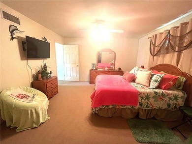 CORNER UNIT! This 1 bedroom, 1 bathroom ground floor unit is a - photo 12
