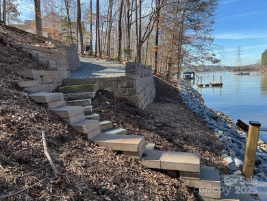 Oversized estate lot on the shores of Lake Norman! This large 1 - photo 8