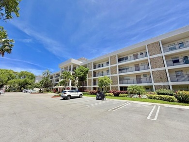 Freshly painted top-floor 2BR/2BA penthouse in a 4-story - photo 7
