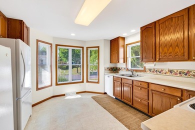 Perfectly situated in the popular Fieldstone neighborhood, this - photo 5