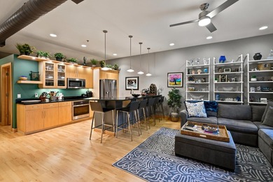This beautiful 4th Ward condo has it all... two bedrooms + den - photo 4