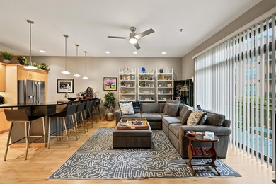 This beautiful 4th Ward condo has it all... two bedrooms + den - photo 5