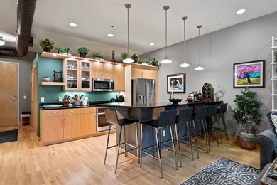 This beautiful 4th Ward condo has it all... two bedrooms + den - photo 6