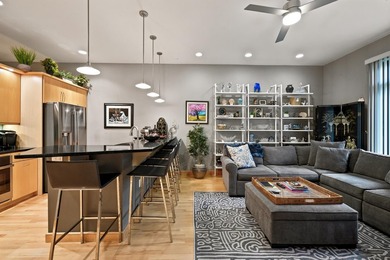 This beautiful 4th Ward condo has it all... two bedrooms + den - photo 7