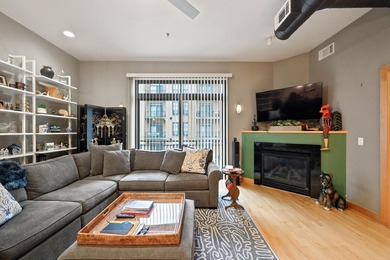 This beautiful 4th Ward condo has it all... two bedrooms + den - photo 8