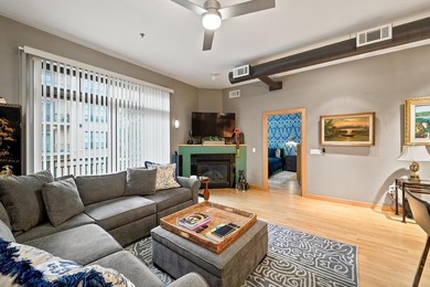 This beautiful 4th Ward condo has it all... two bedrooms + den - photo 9