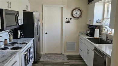Priced to sell! Charming 3 br 2 ba with one car garage that's - photo 8