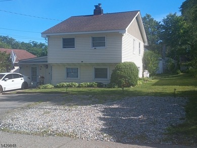 Welcome to your dream lake retreat! This charming three-bedroom - photo 1