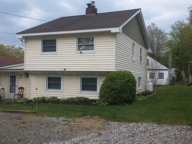 Welcome to your dream lake retreat! This charming three-bedroom - photo 2