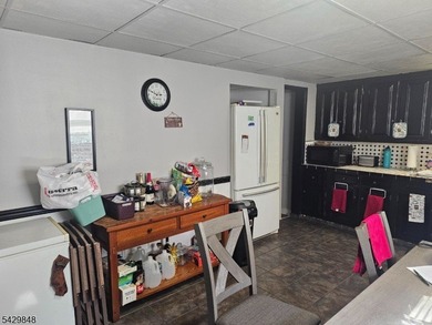 Welcome to your dream lake retreat! This charming three-bedroom - photo 6